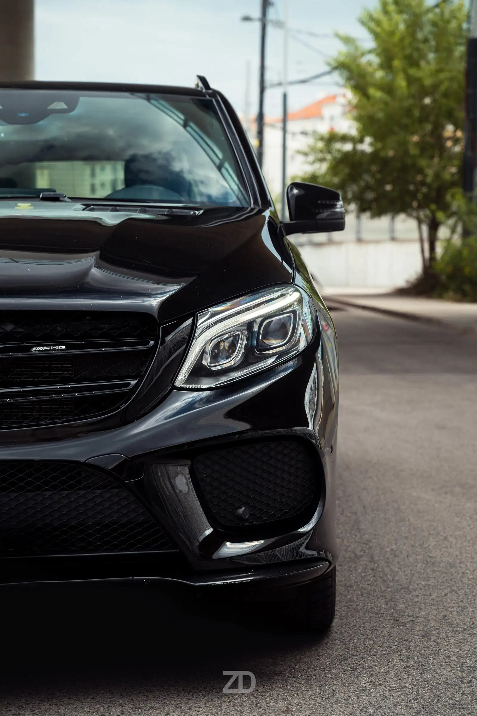 Front eines schwarzen SUV aus niedriger Perspektive