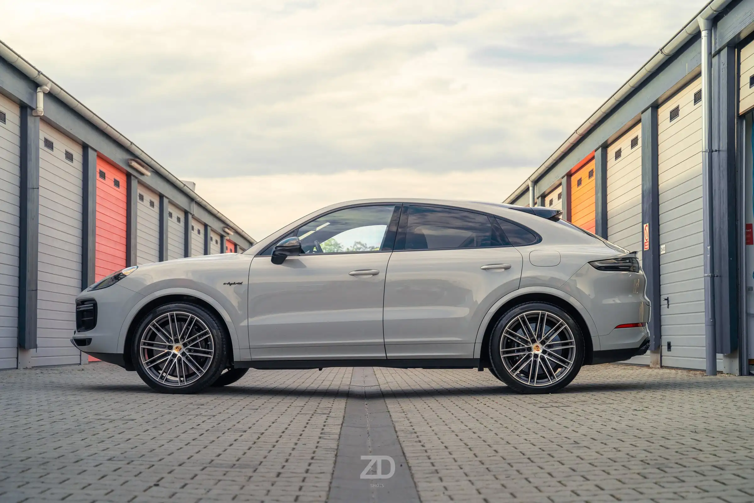 Silbernes SUV-Coupé in Seitenansicht zwischen Garagentoren