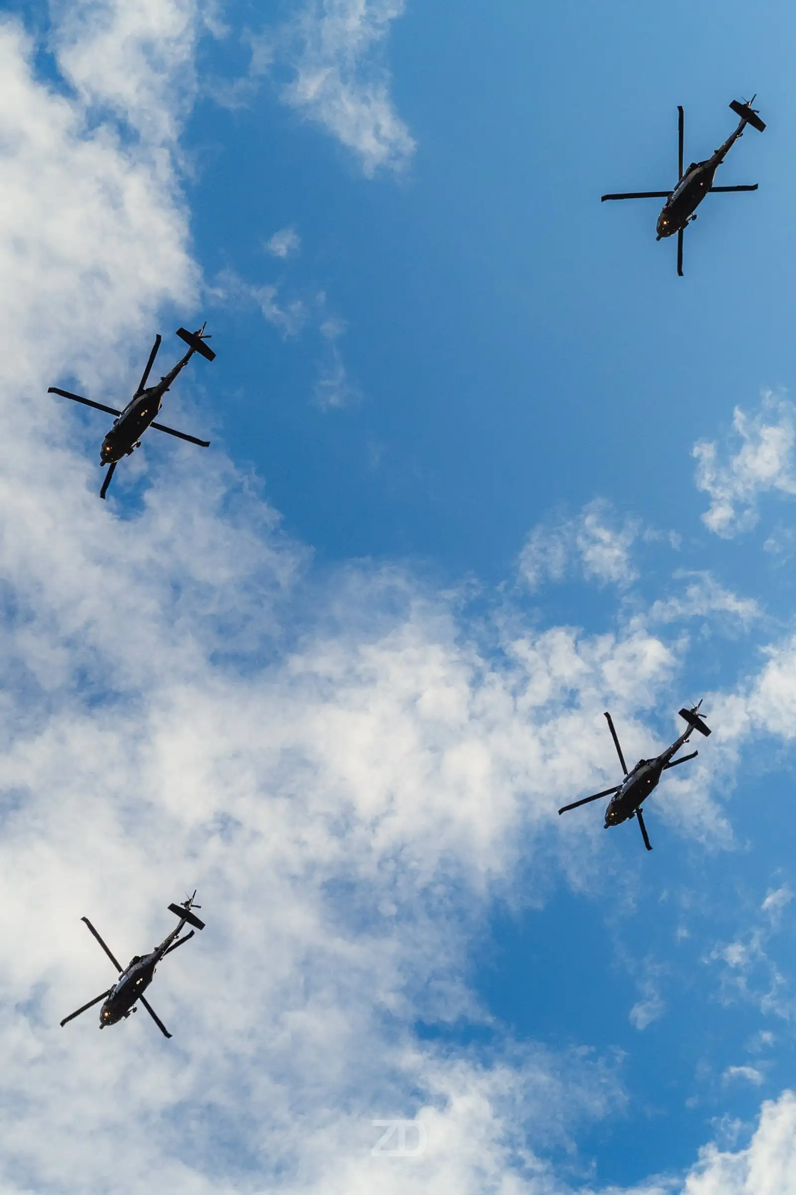 Drei Hubschrauber im Formationsflug
