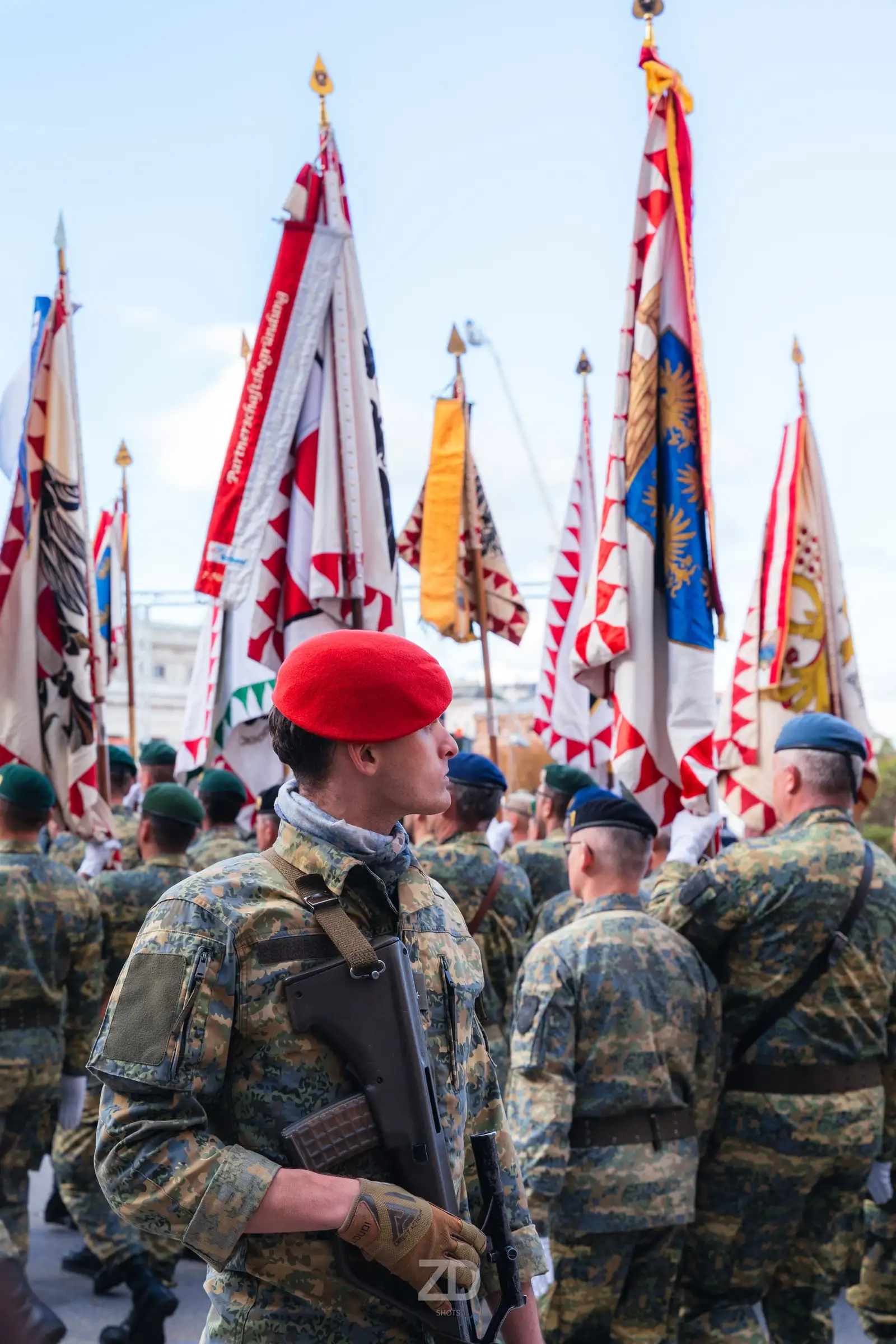 Soldaten mit Fahnen bei einer Parade