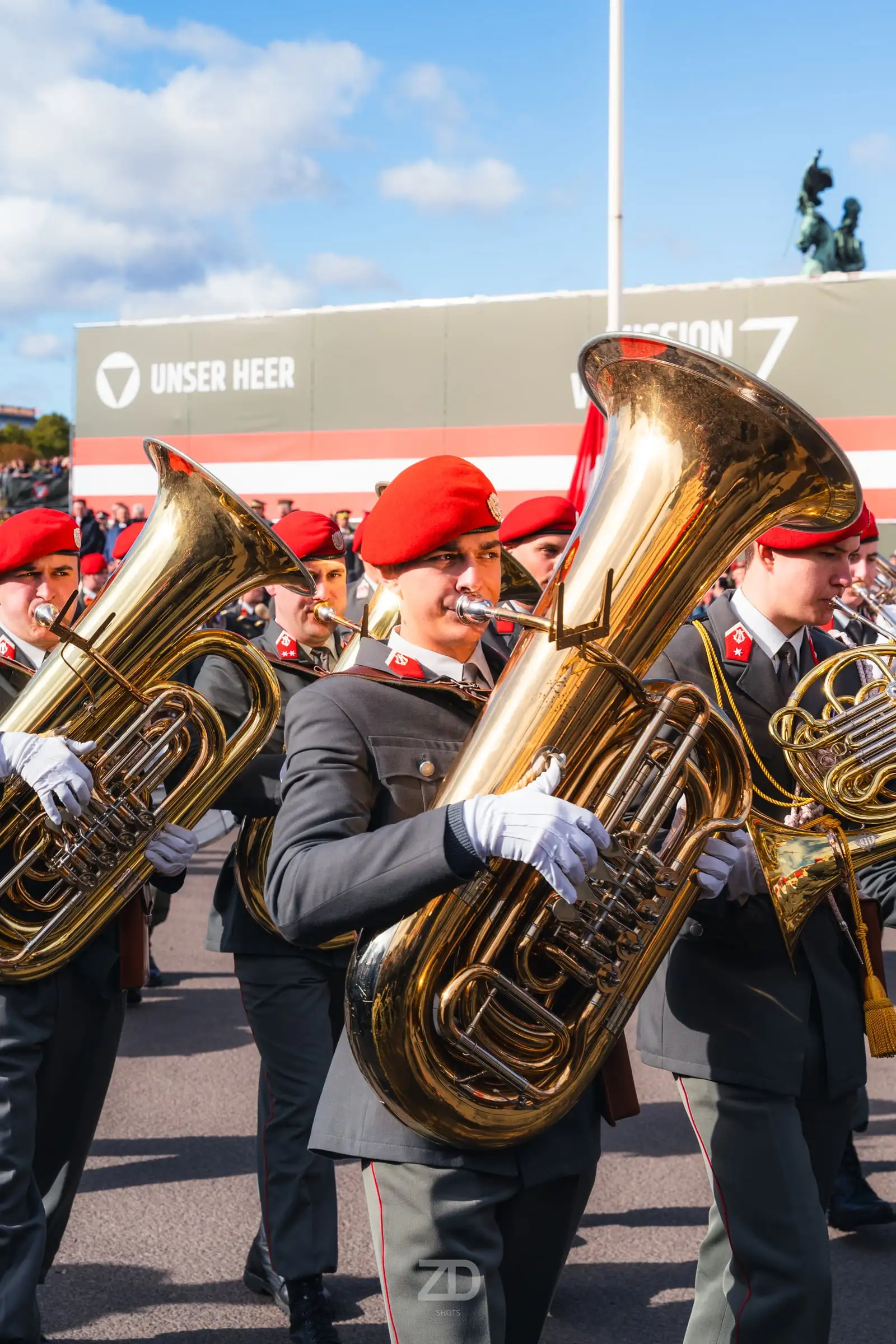 Blasmusiker mit Tuba bei einer Parade