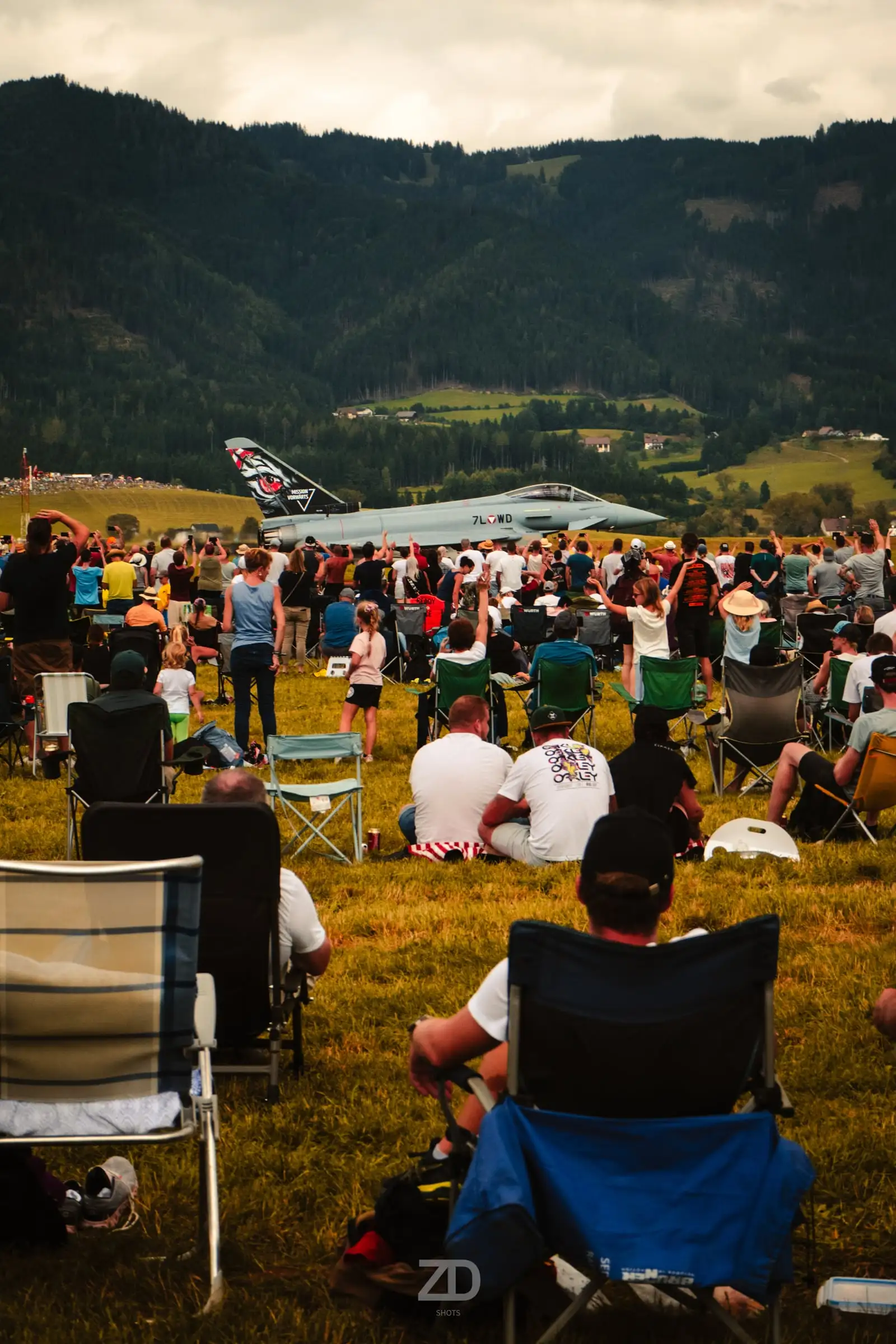 Zuschauer mit Campingsesseln bei einer Flugschau