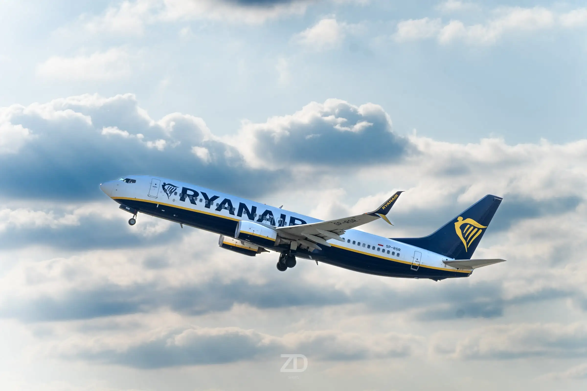 Verkehrsflugzeug zwischen Wolken