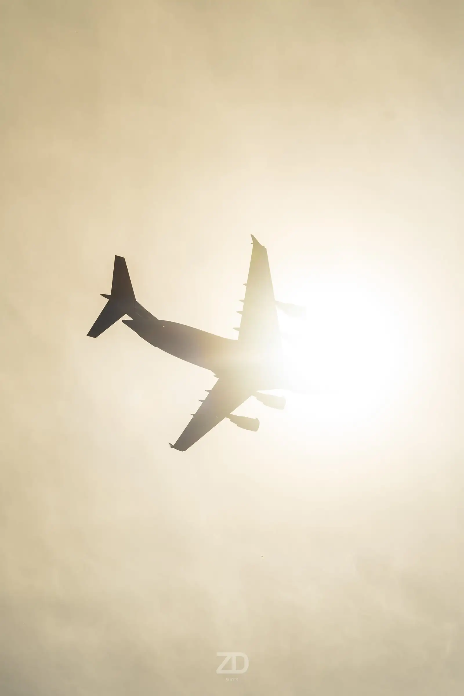 Silhouette eines Flugzeugs vor der Sonne