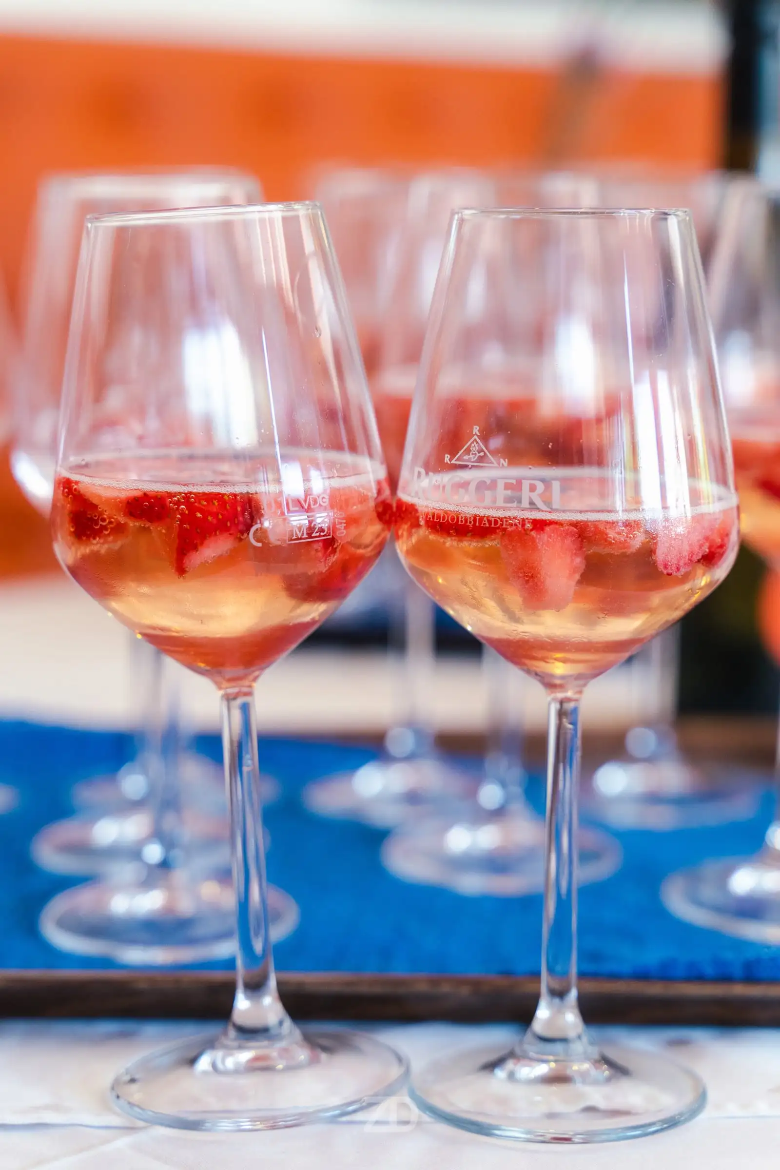 Zwei Gläser mit Erdbeer-Spritz