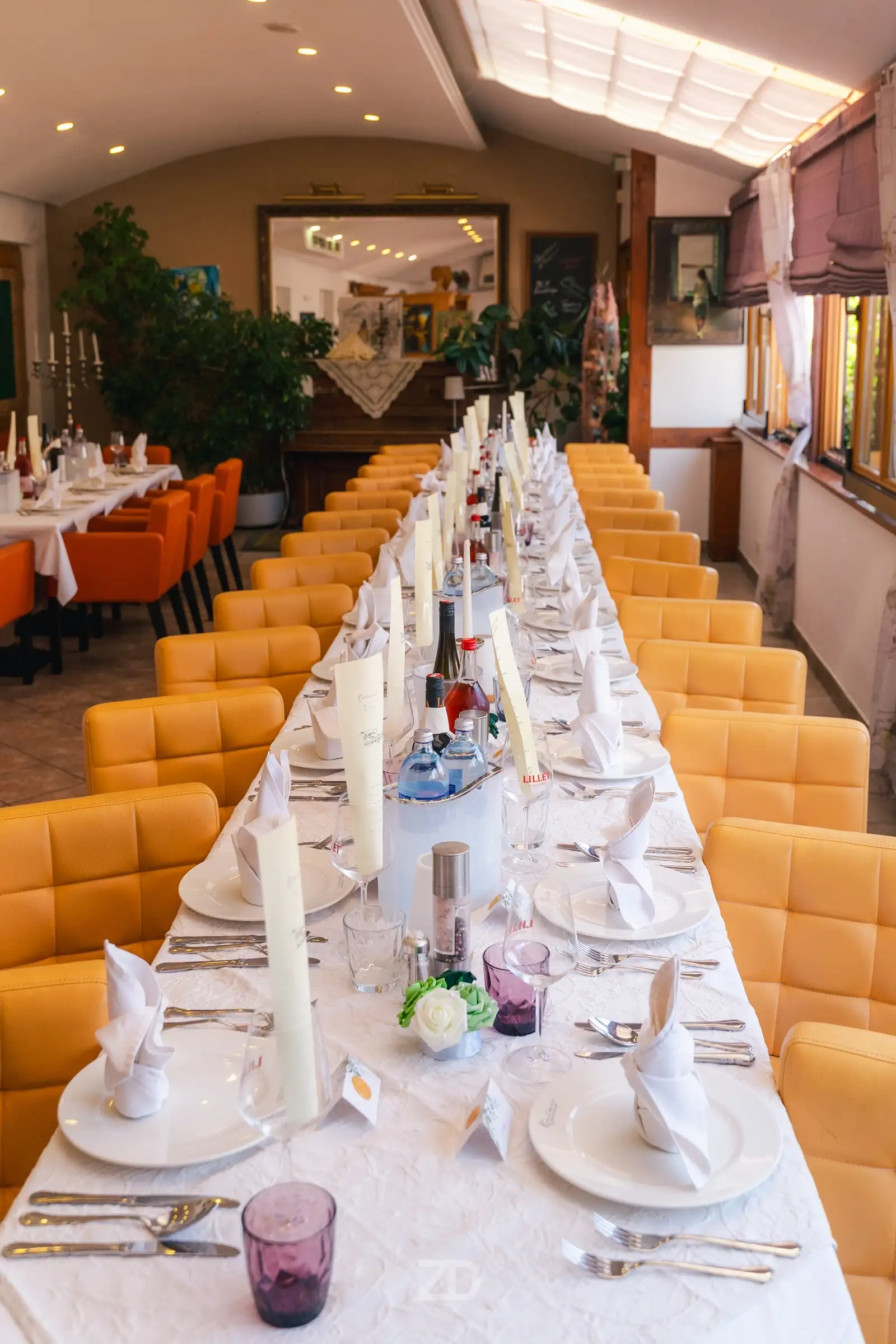 Lange gedeckte Hochzeitstafel im Restaurant