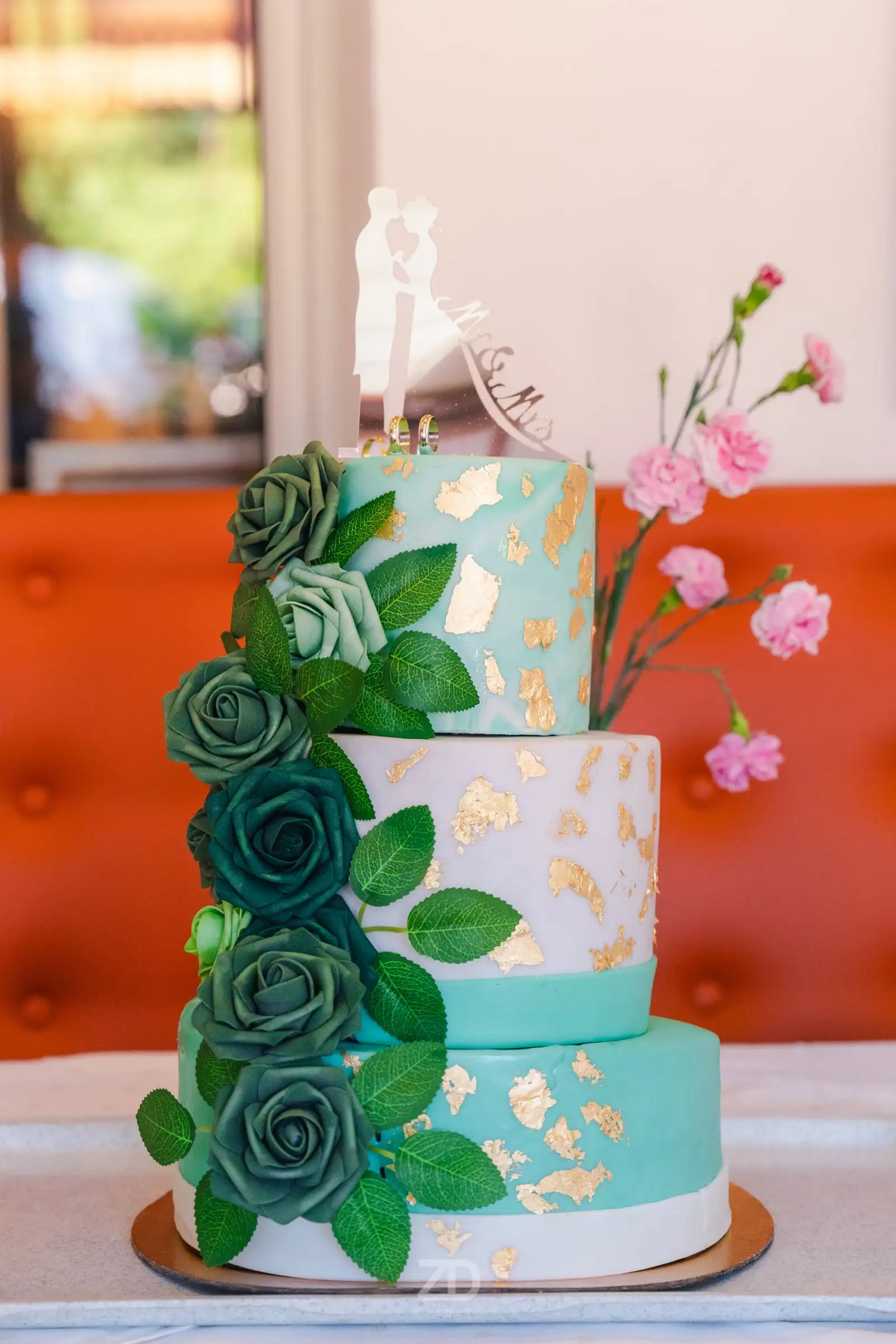 Hochzeitstorte mit grünen Zuckerrosen