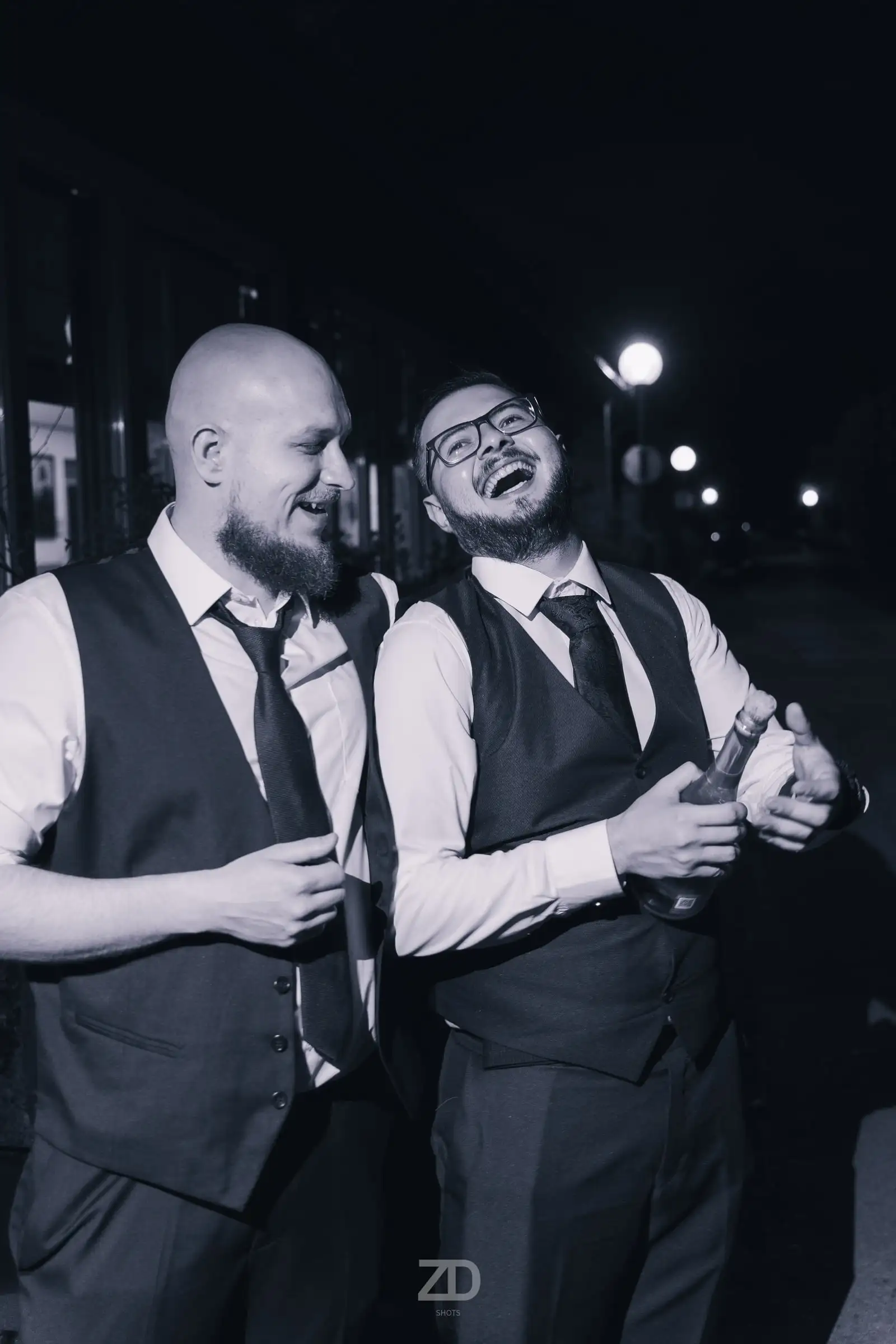 Zwei Gäste lachen am Abend, Schwarz-Weiß-Aufnahme