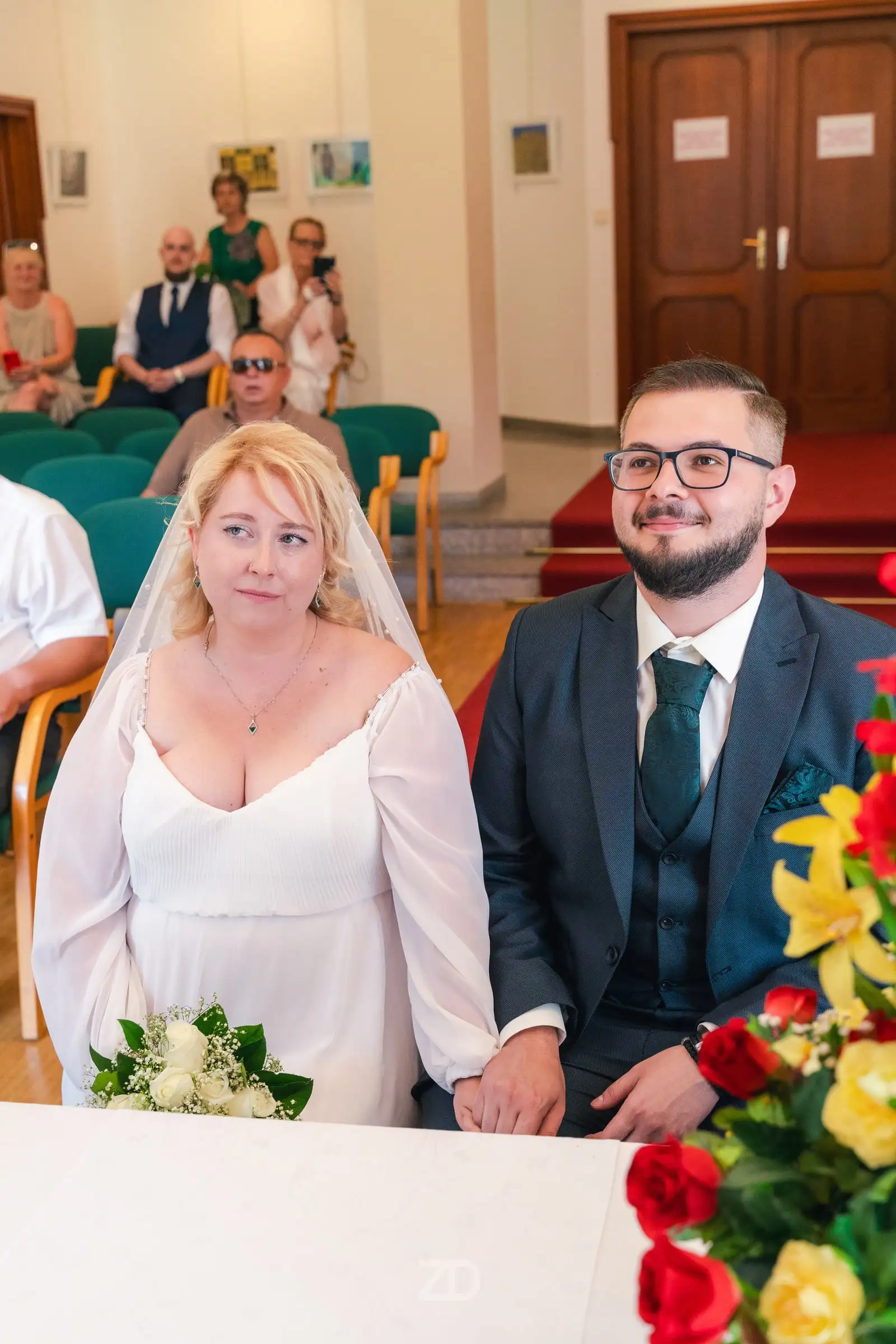 Brautpaar während der Trauung im Standesamt