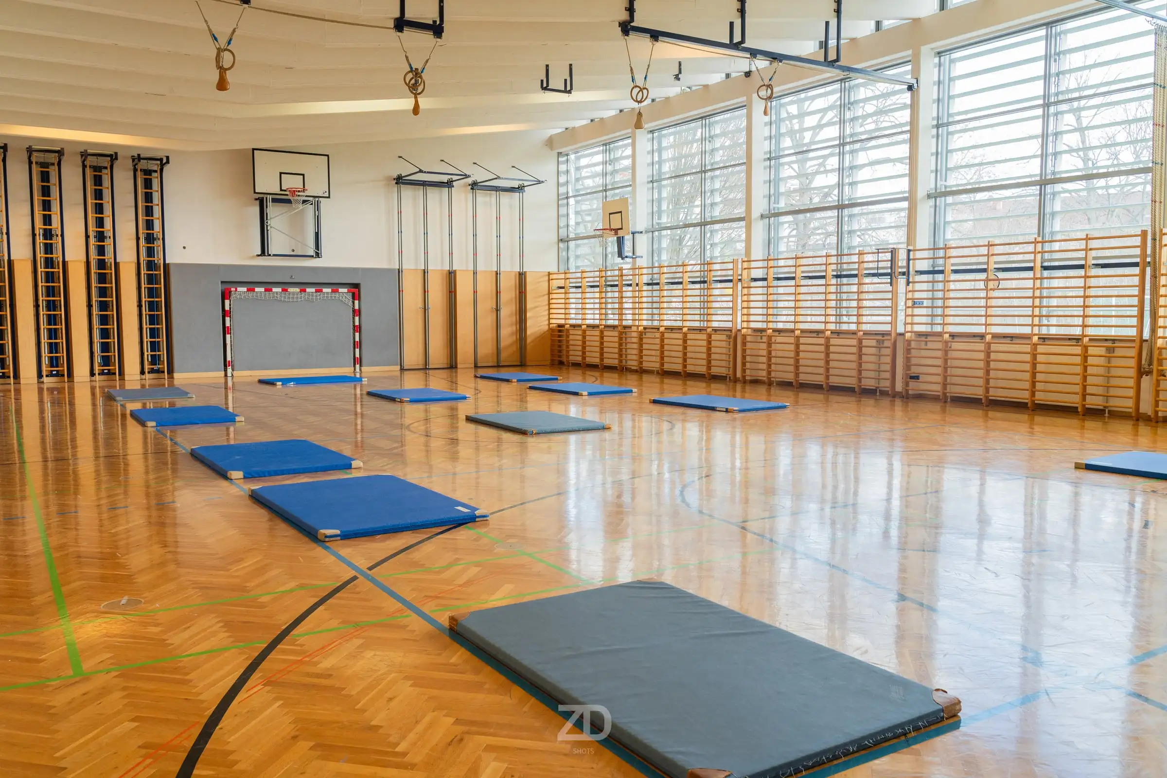 Turnsaal mit Matten und Sprossenwand