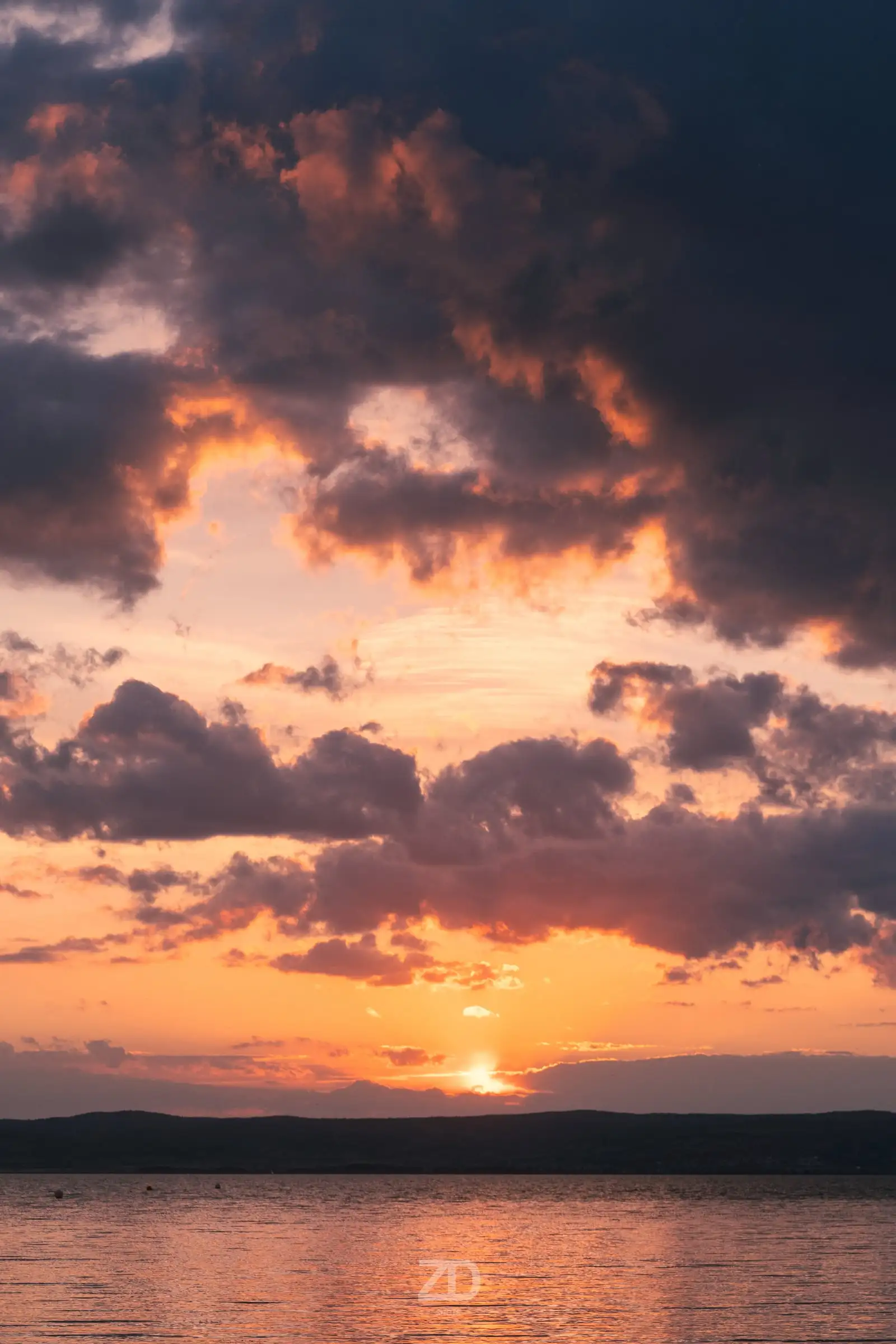 Dramatische Wolken im Abendrot über dem Wasser
