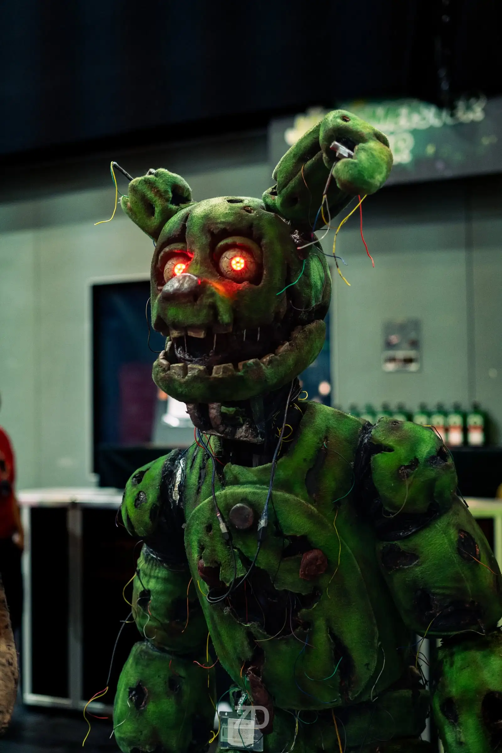 Hasenkostüm mit leuchtend roten Augen auf einer Convention