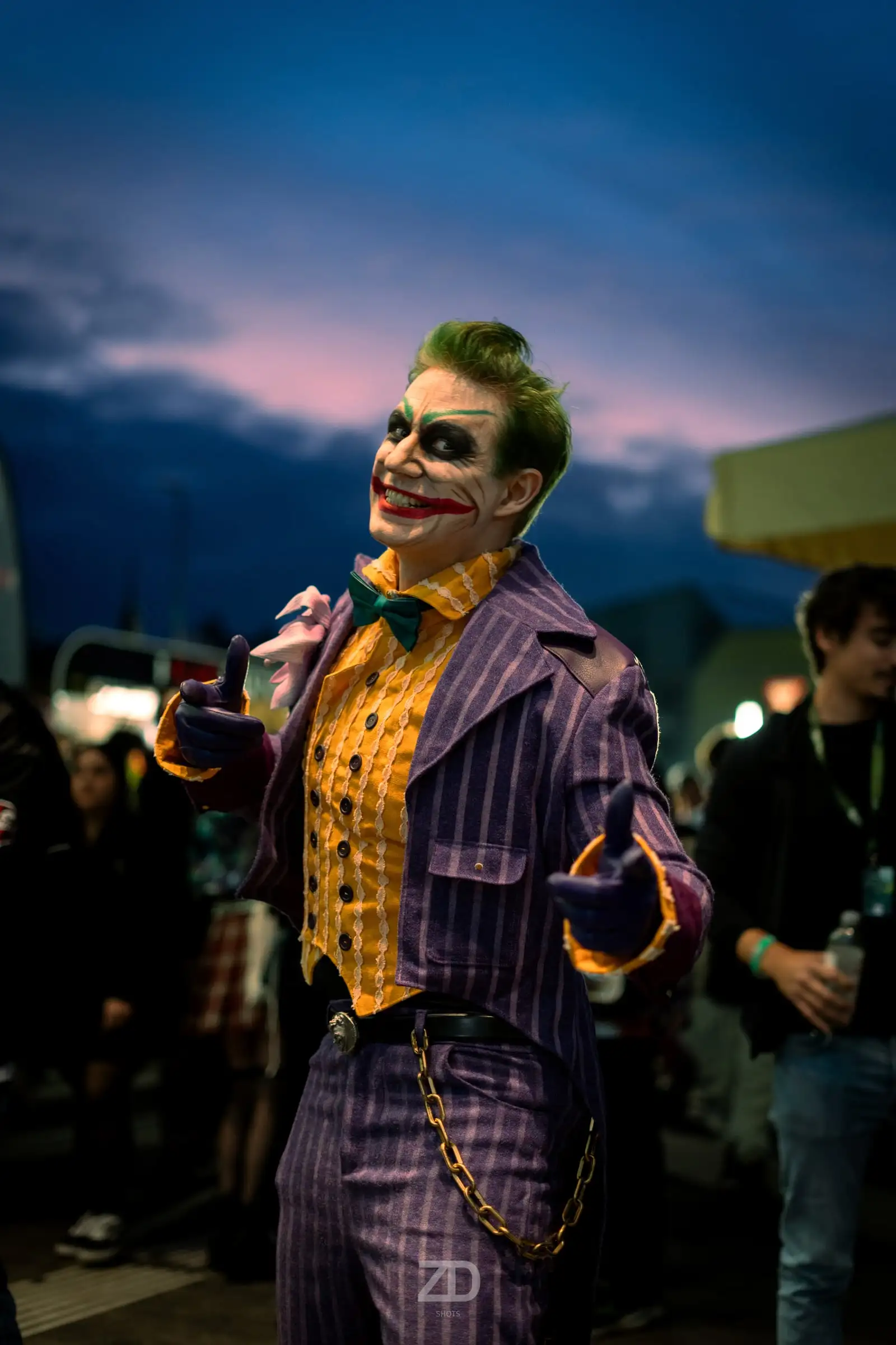 Cosplayer als Joker in lila Anzug bei Dämmerung