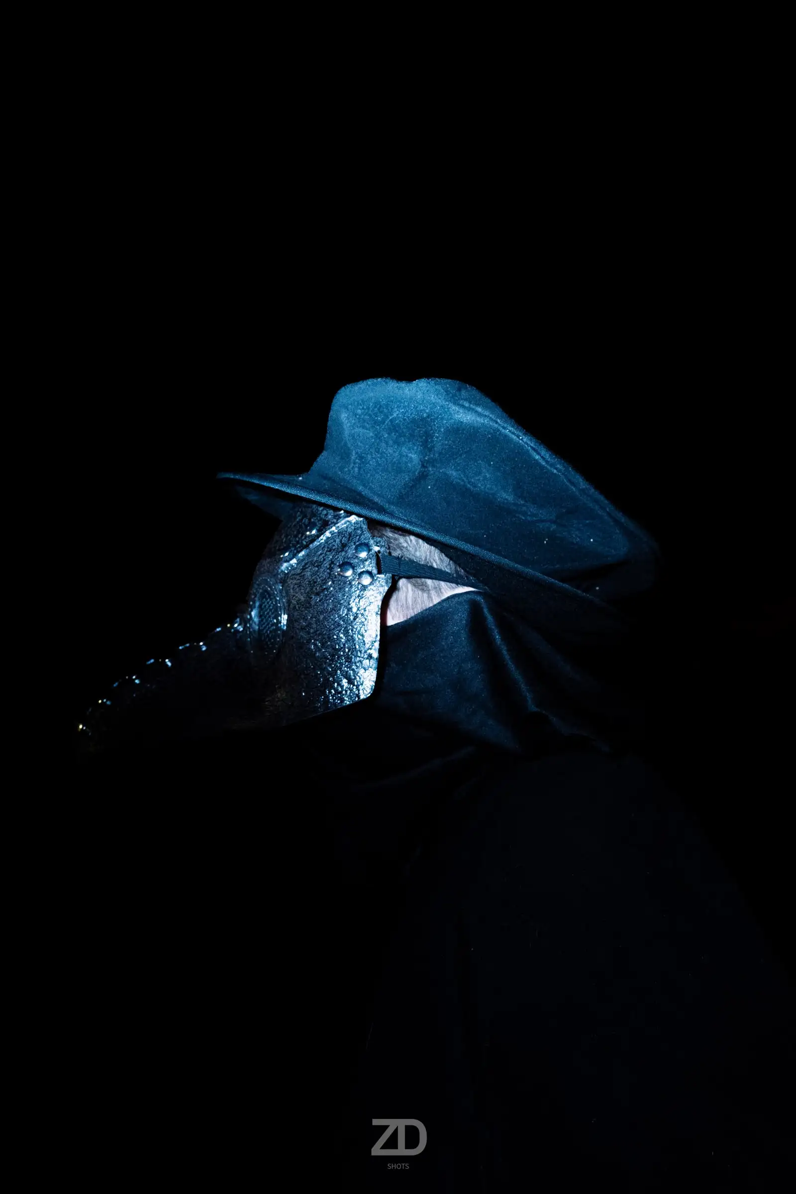 Pestdoktor-Maske im Dunkeln, nur seitlich beleuchtet