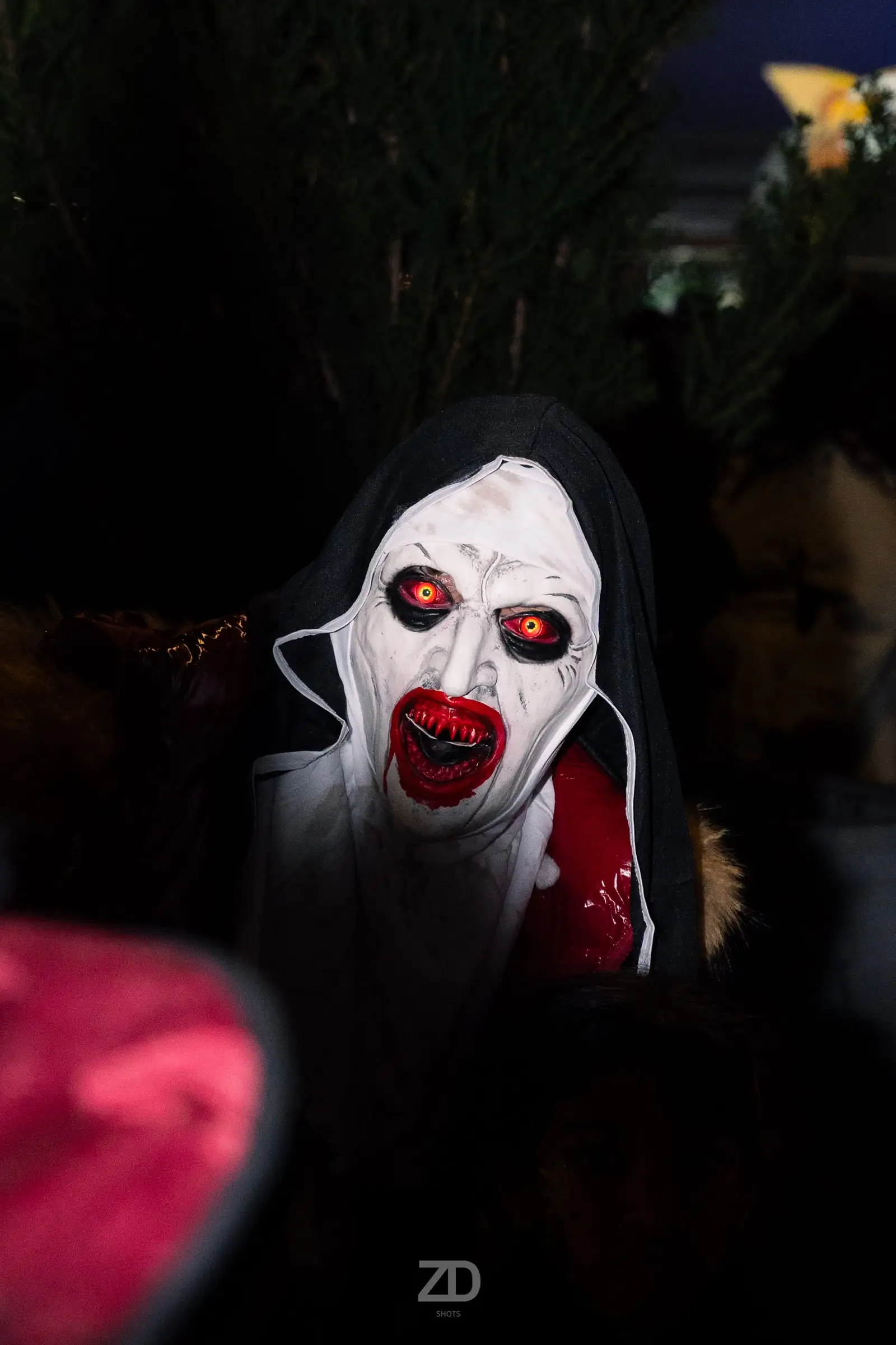 Halloween-Kostüm mit weißer Maske bei Nacht