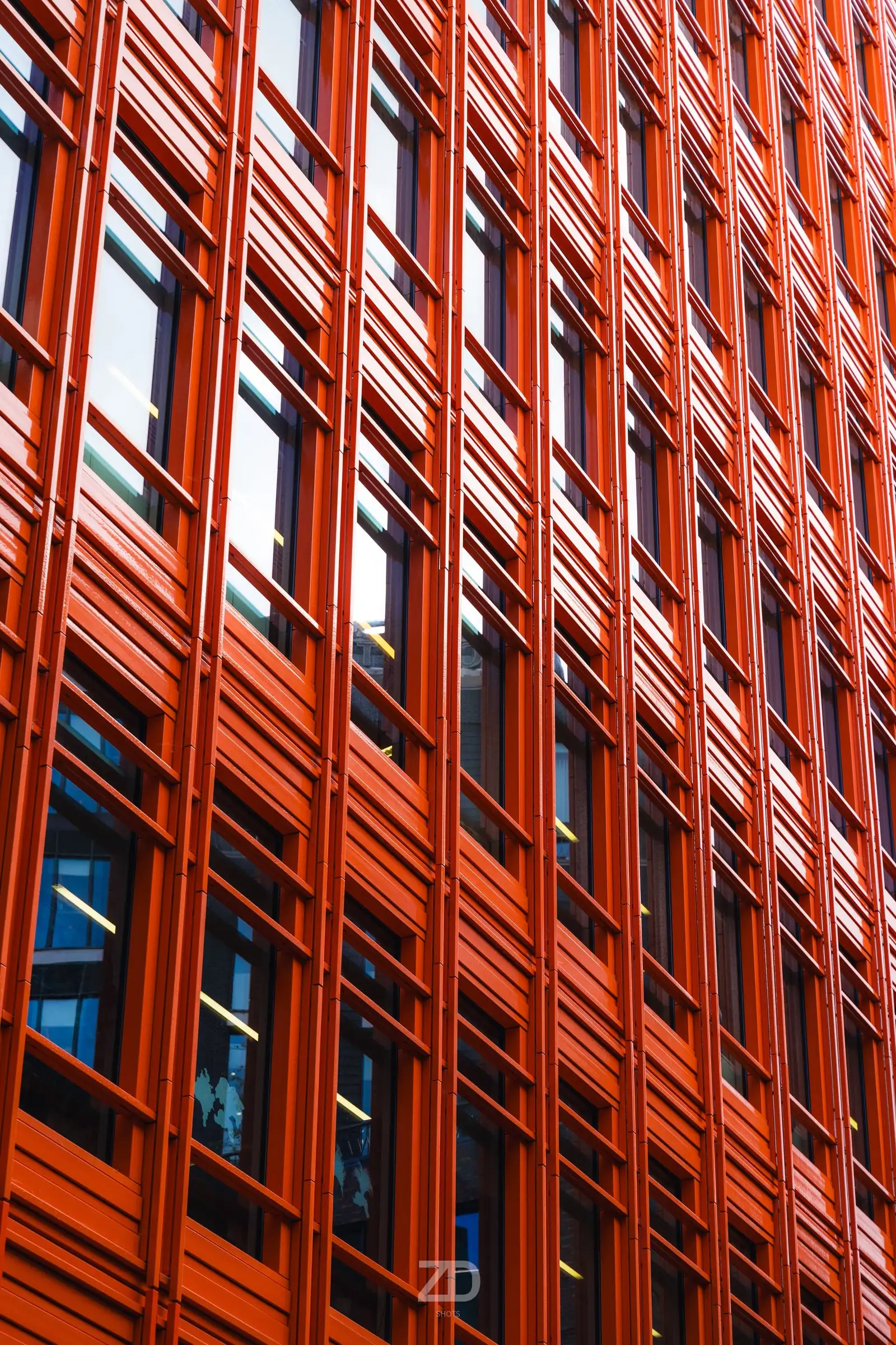 Rote Fassade mit gleichmäßigem Fensterraster