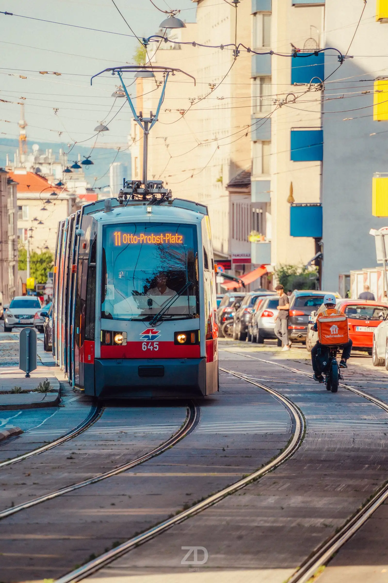 Straßenbahn fährt auf den Betrachter zu