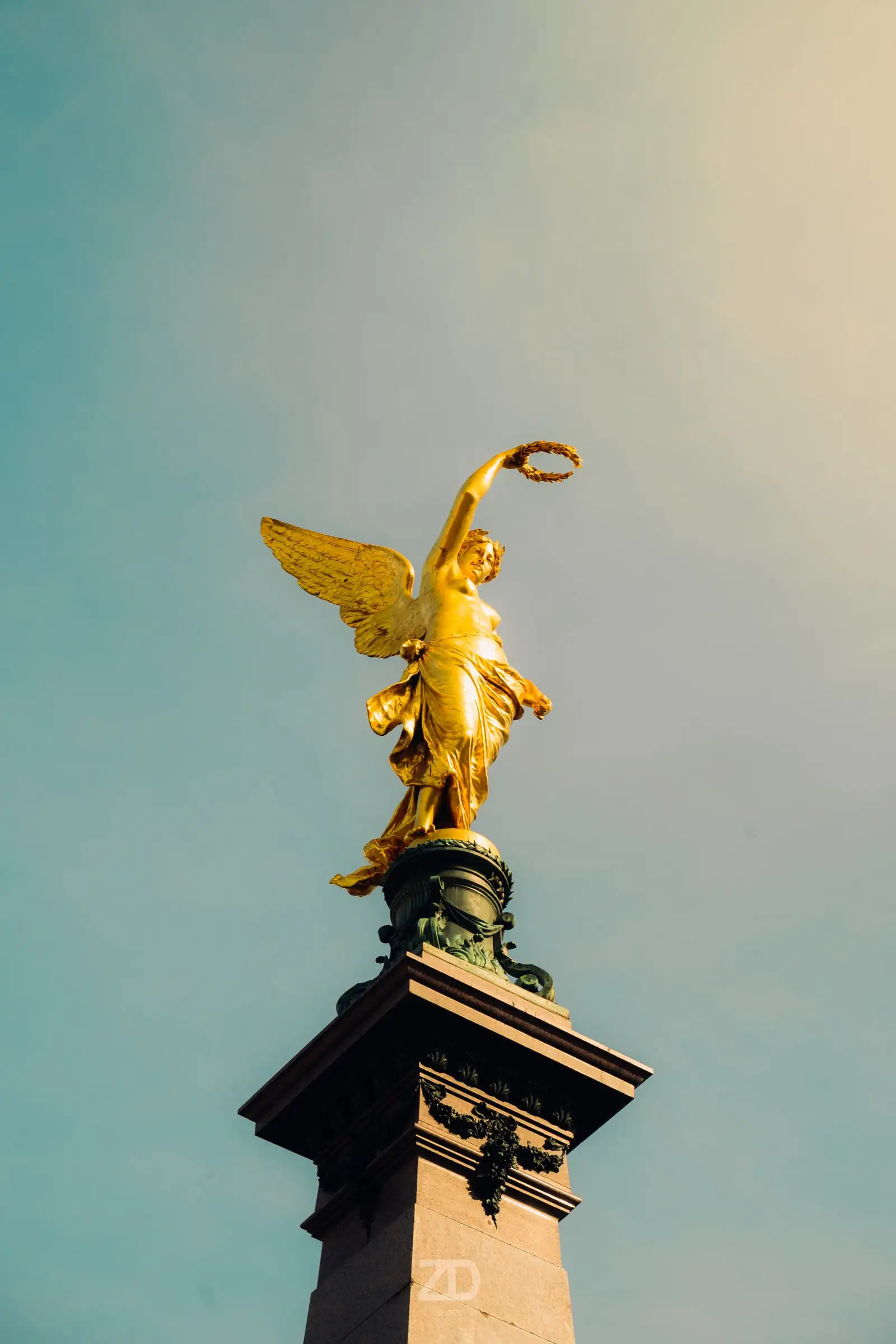 Goldene Engelsfigur auf einer Säule