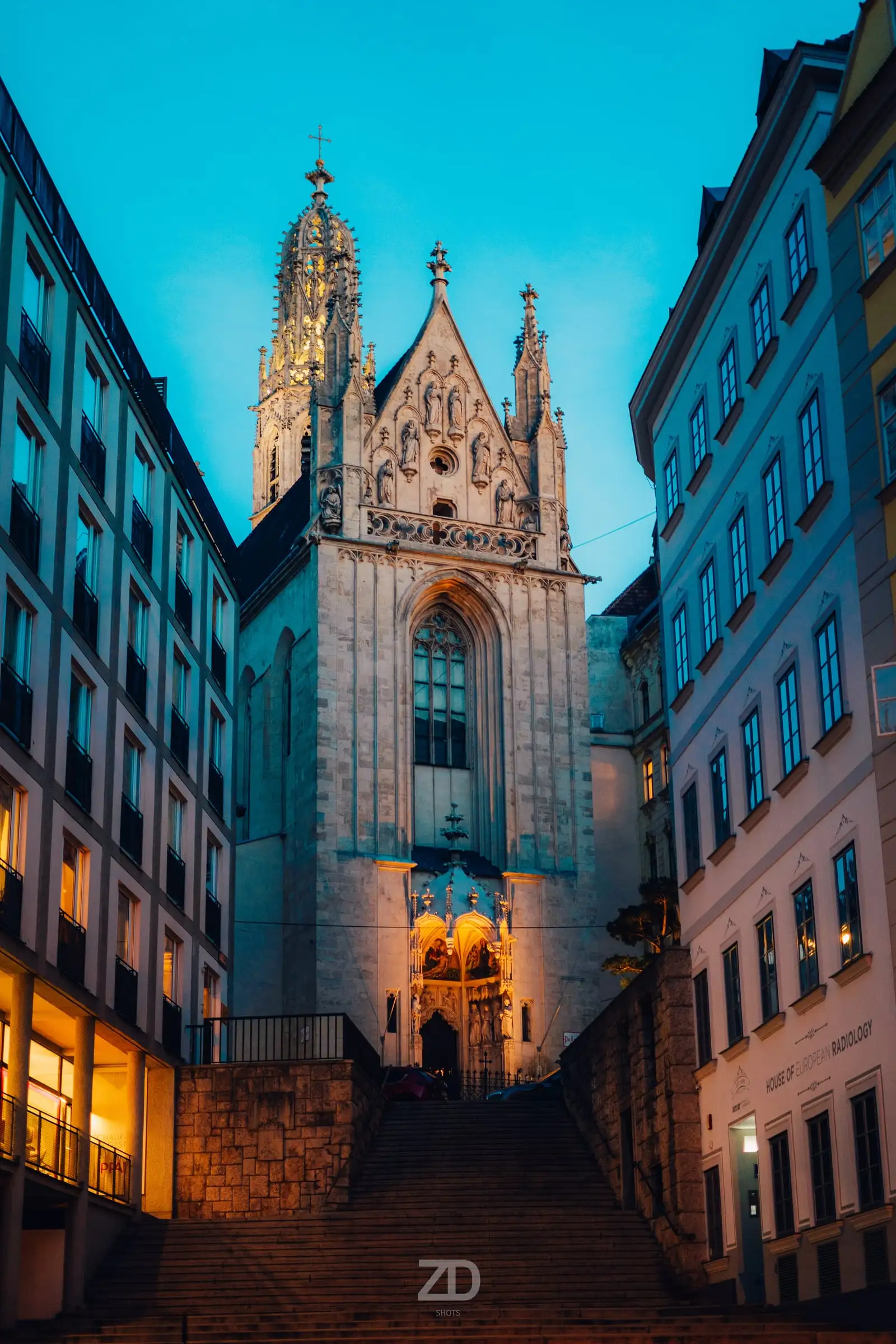 Gotische Kirche am Ende einer Stiege zwischen Häusern