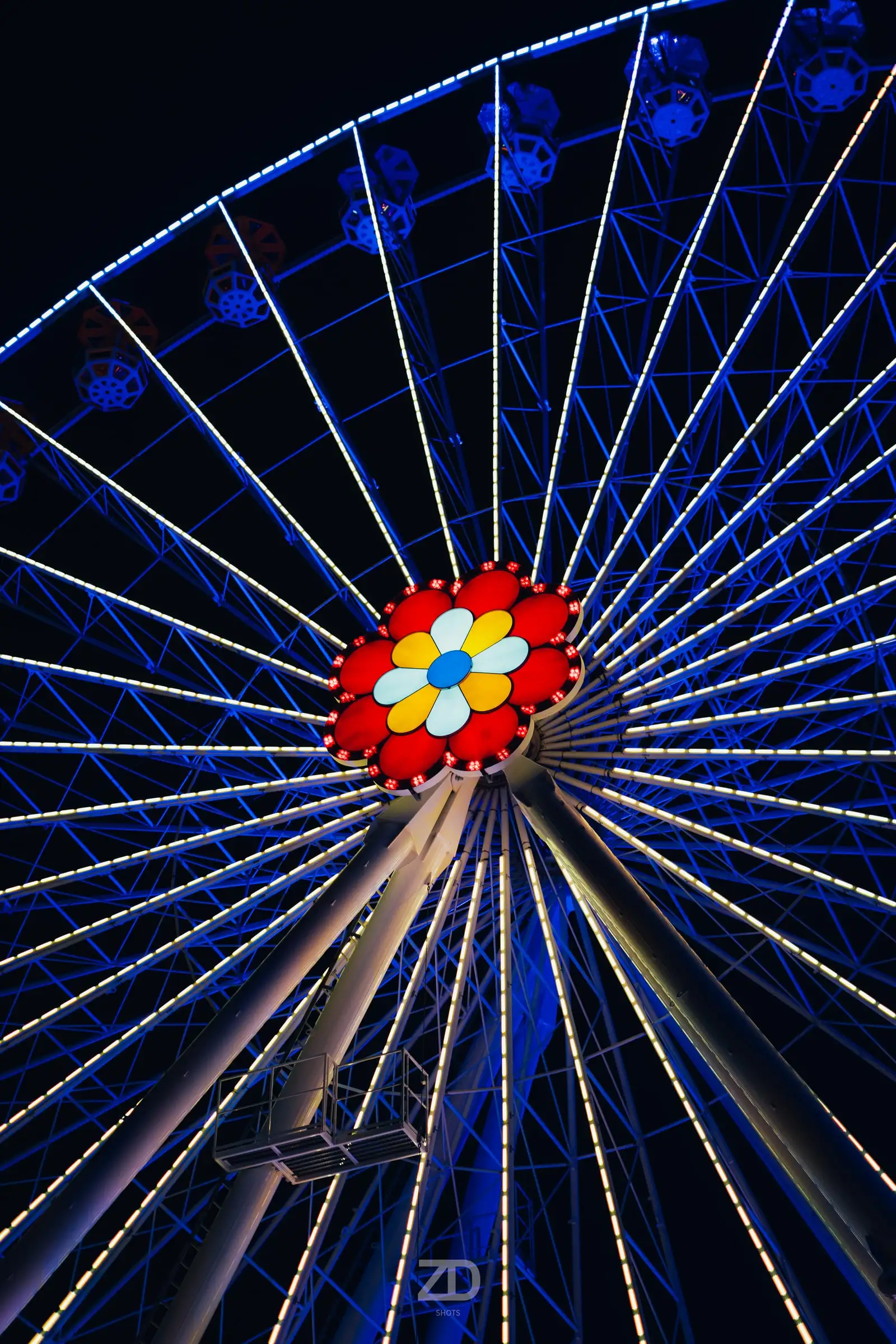 Beleuchtetes Riesenrad bei Nacht