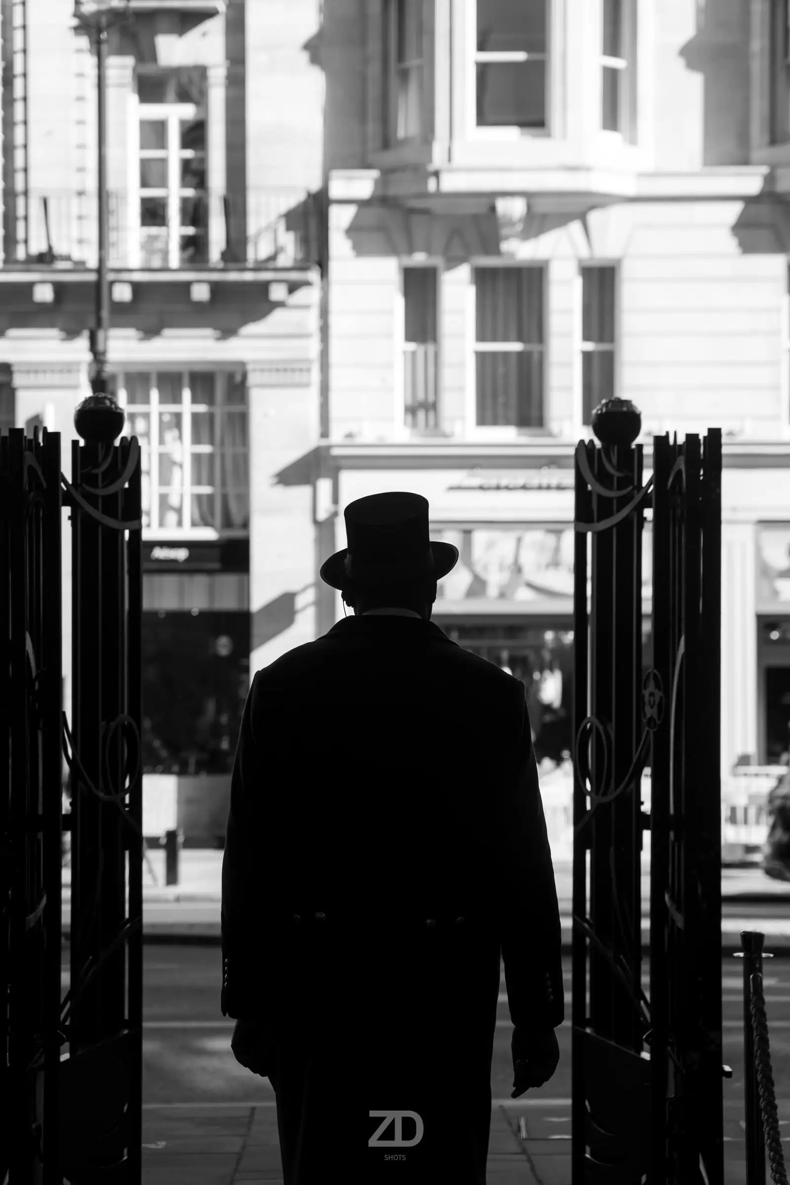Silhouette eines Mannes mit Zylinder in einem Tor