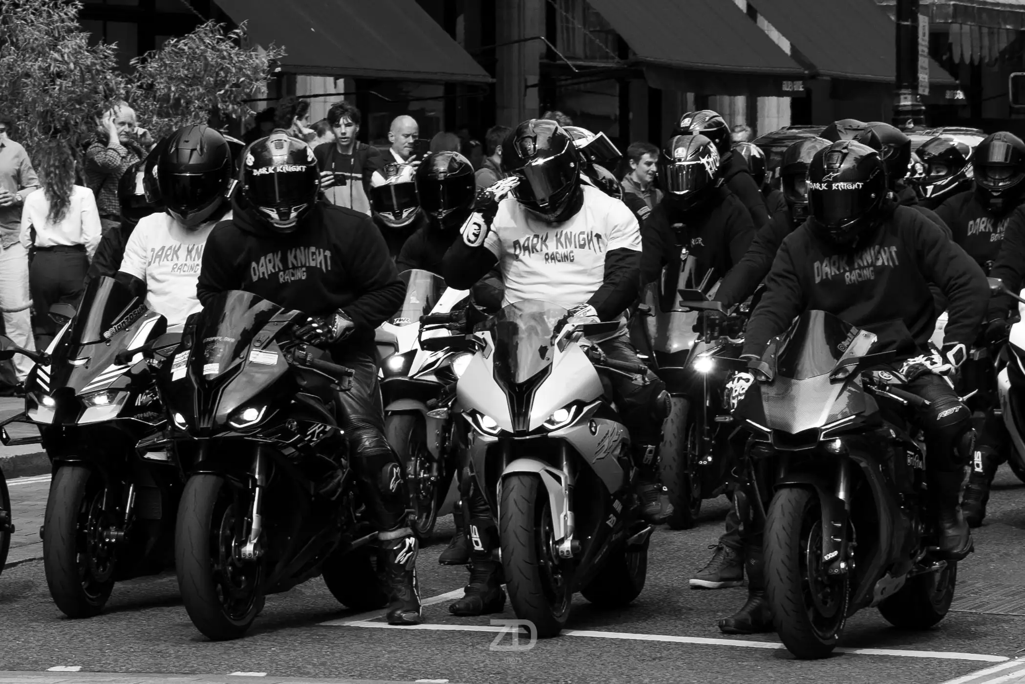 Motorradfahrer dicht an dicht an einer Kreuzung