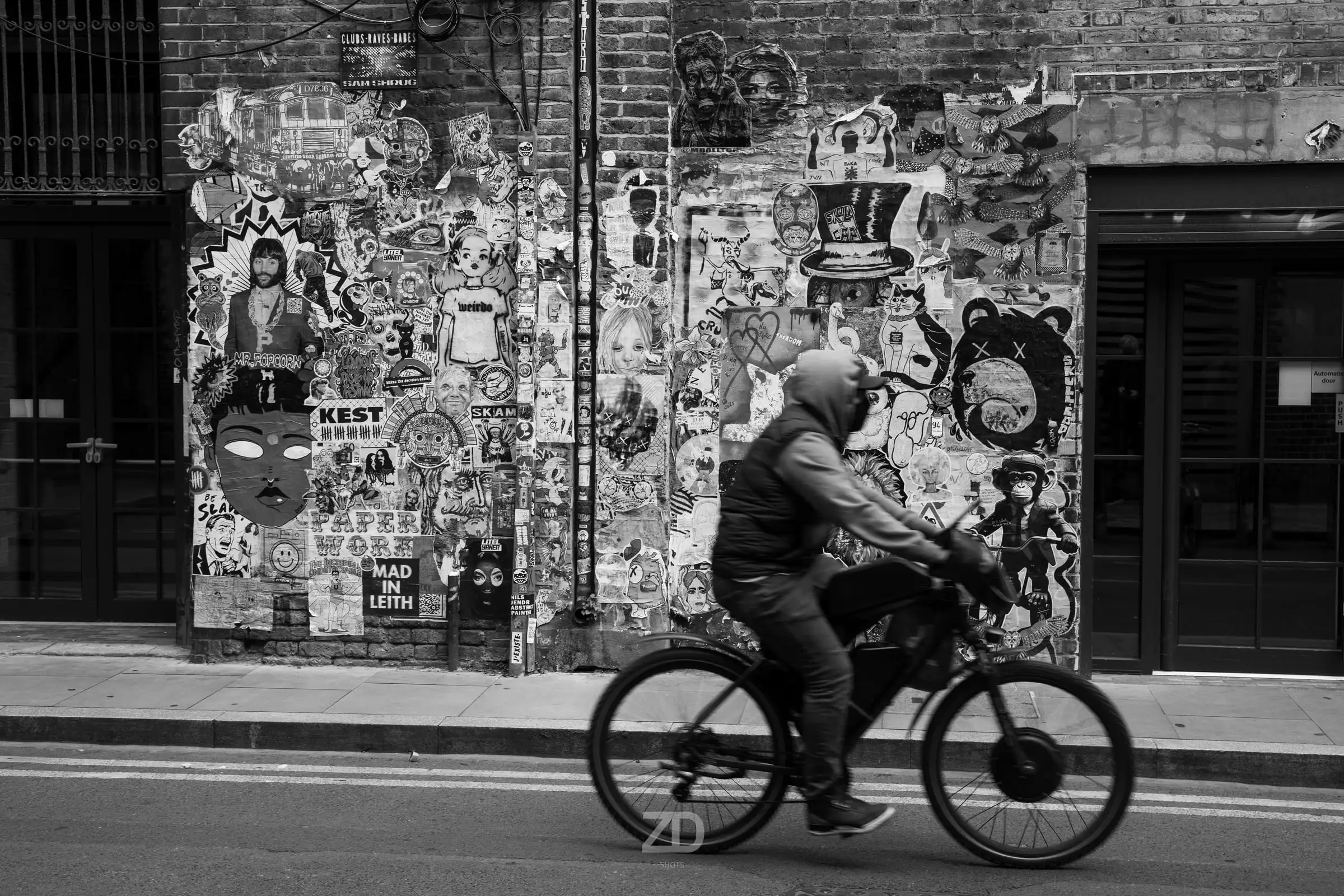 Radfahrer vor einer Wand voller Aufkleber