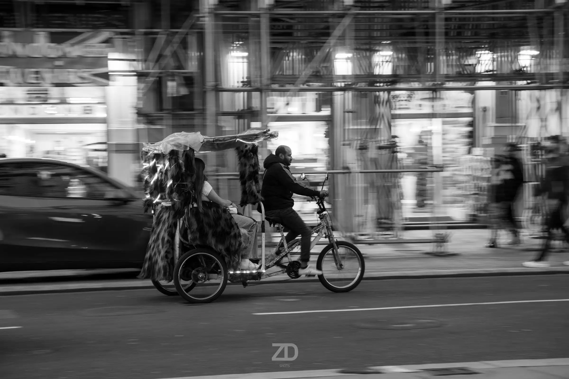 Fahrradrikscha auf einer Straße mit Bewegungsunschärfe