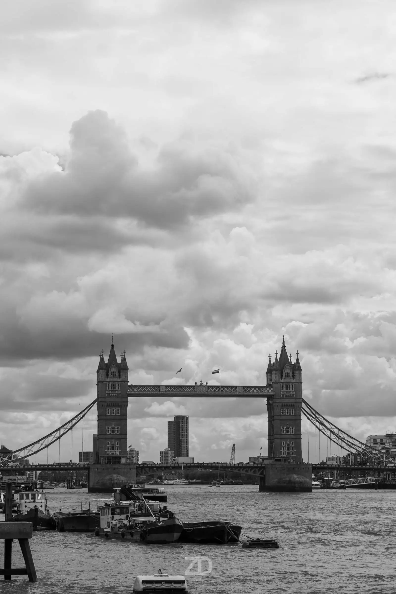Brücke mit zwei Türmen unter Wolken